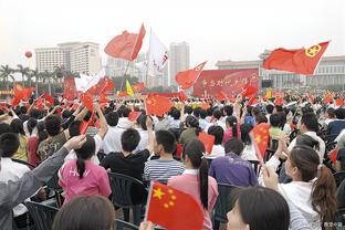 伊朗球迷因长得太像C罗，遭大批总裁粉丝围堵合影？❤️